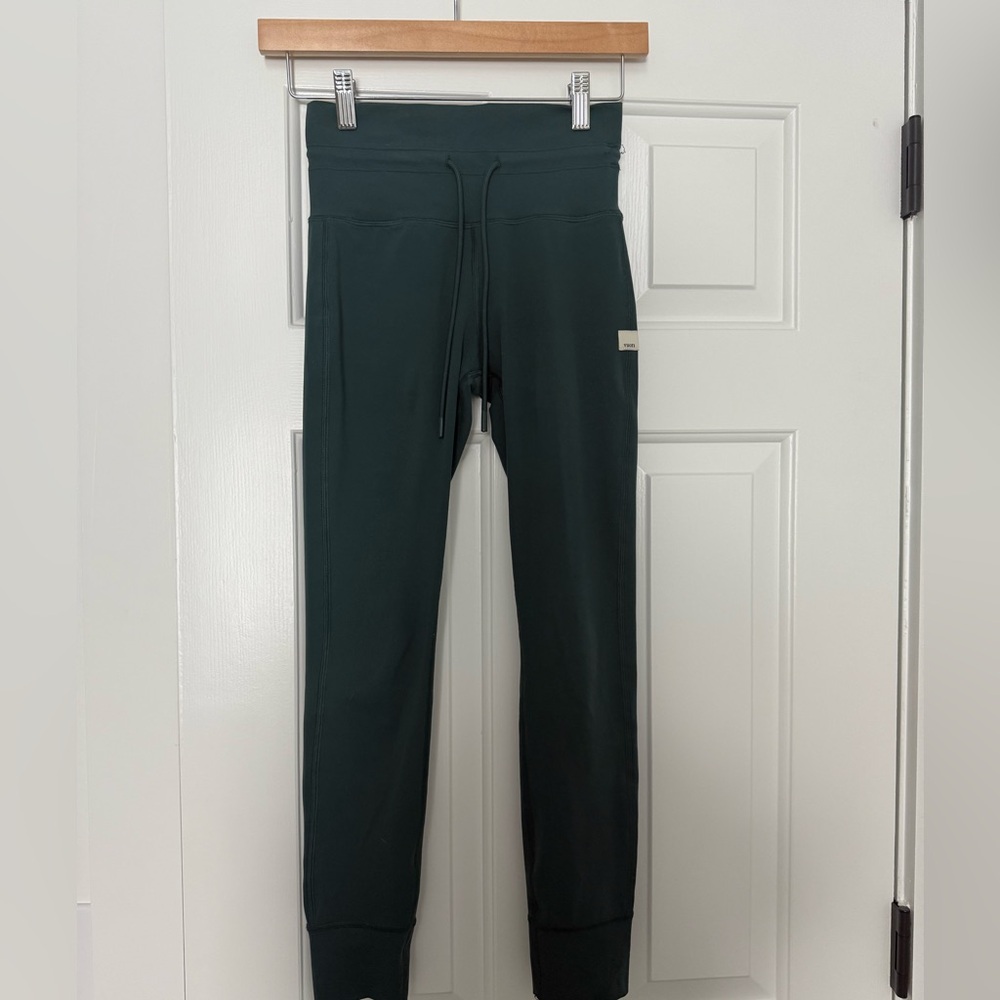 Vuori women’s daily legging in green- size xs